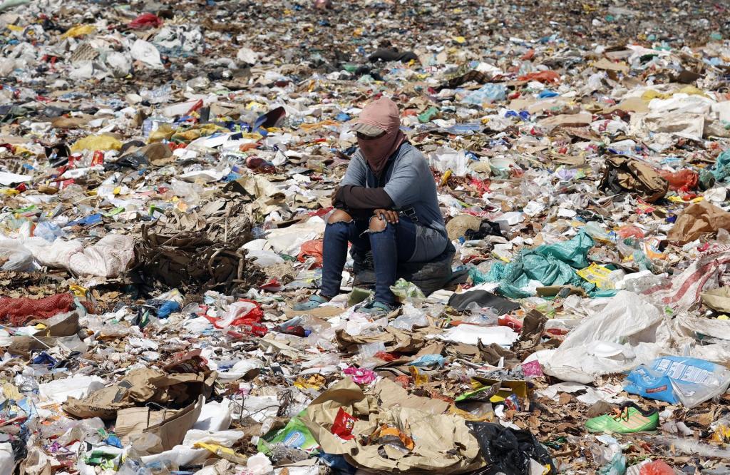 PUERTO CARREÑO (COLOMBIA), 07/02/2022.- Fotografía del 26 de enero de 2022 que muestra recicladores informales, pertenecientes a comunidades indígenas, sobre todo amoruas, que viven entre la frontera de Colombia y Venezuela y que desde hace unos años están asentados en Puerto Carreño (Colombia). EFE/ Mauricio Dueñas Castañeda