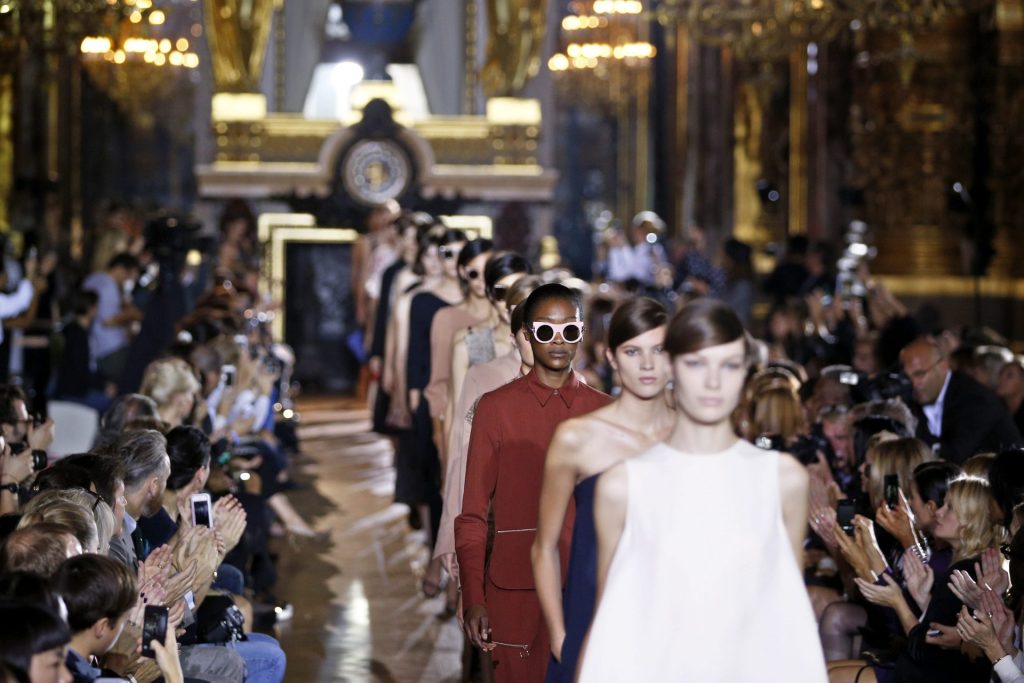 PARÍS (FRANCIA) 30/09/2013.- Modelos lucen creaciones de la colección primavera/verano 2014 de la diseñadora británica Stella McCartney durante su desfile en la semana de la moda en París (Francia) hoy, lunes 30 de septiembre de 2013. La expresión moda sostenible es una alternativa preferible a slow fashion.